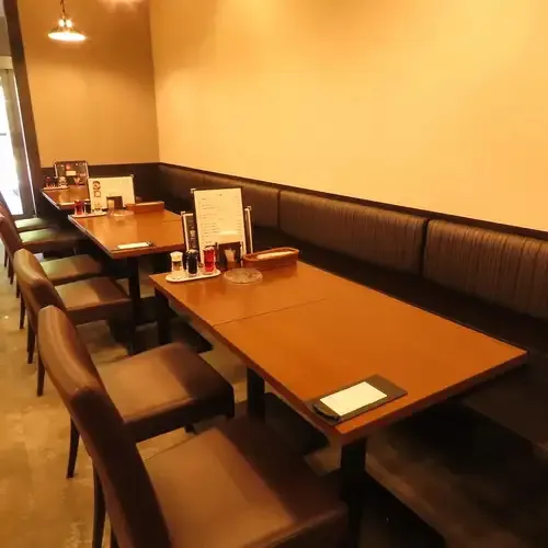店内テーブル席の様子